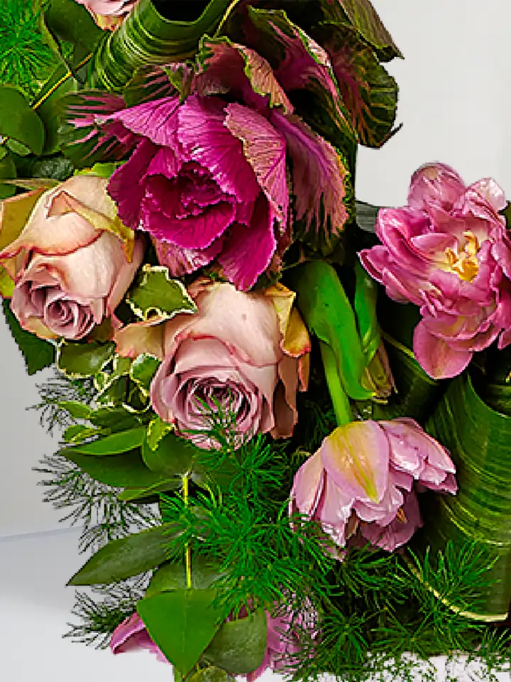 Coroncina con brassica e tulipani dettagli